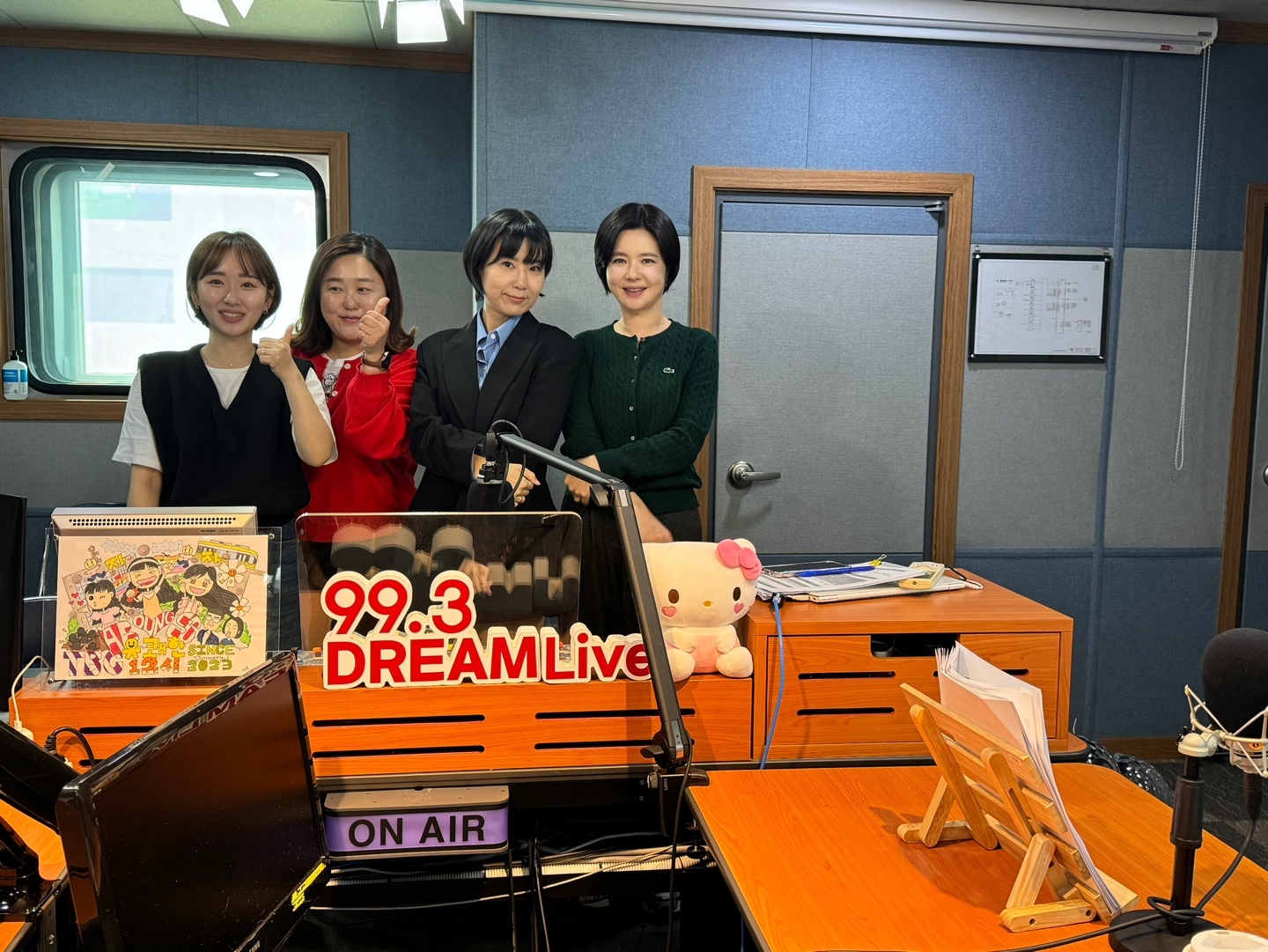 TBC 라디오 스튜디오에서 촬영한 방송 출연 단체 사진