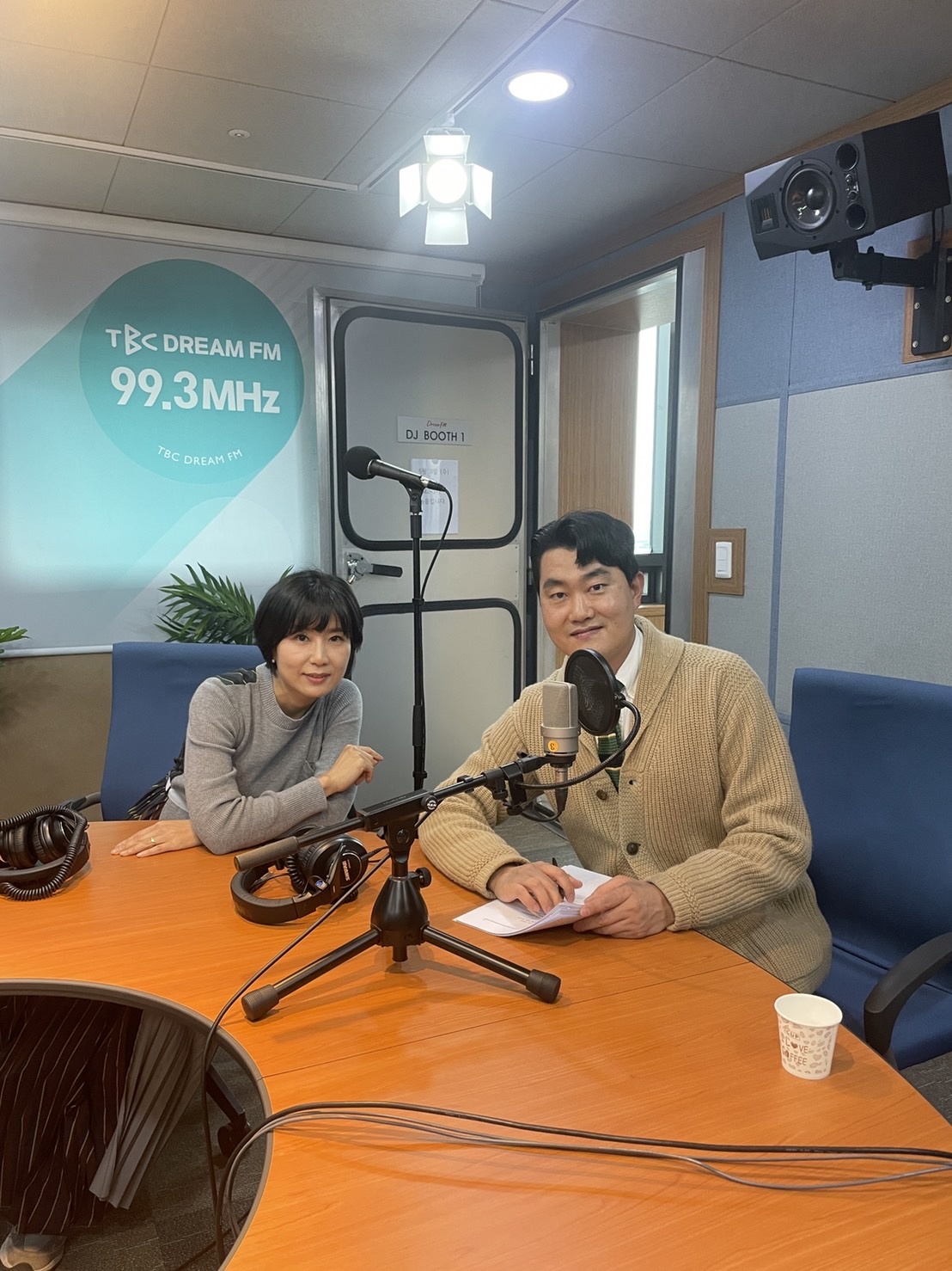 TBC DREAM FM 스튜디오에서 촬영한 출연 기념 사진